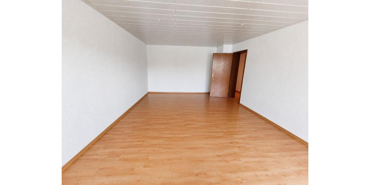Wohnzimmer mit Zugang zur Terrasse Bild 3