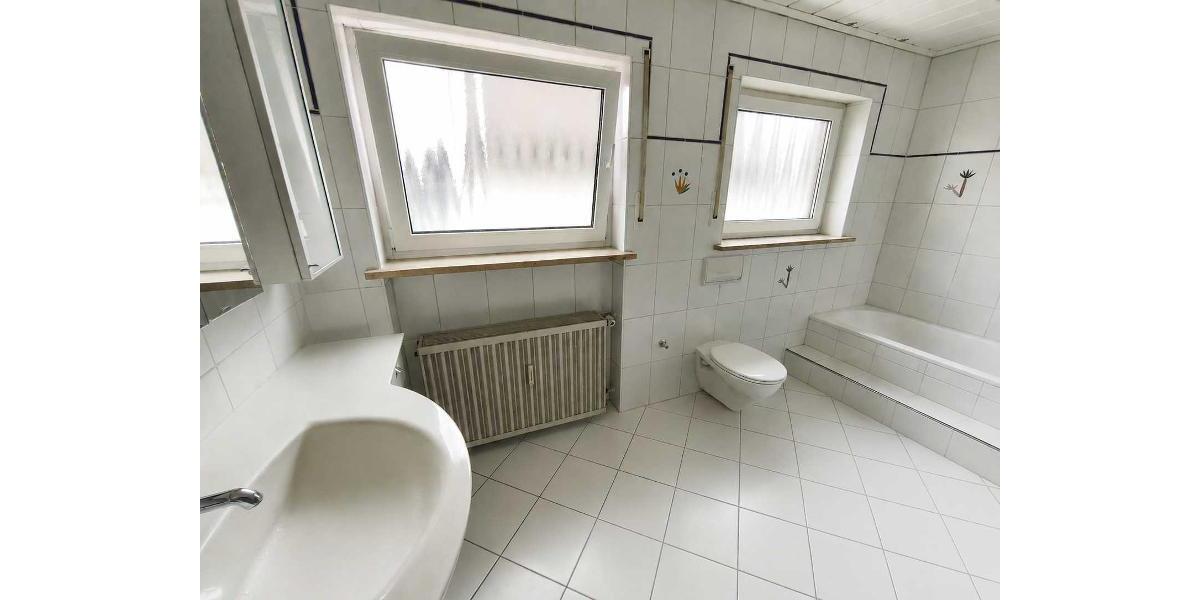 Bad mit Badewanne, Dusche und Fenster Bild 1