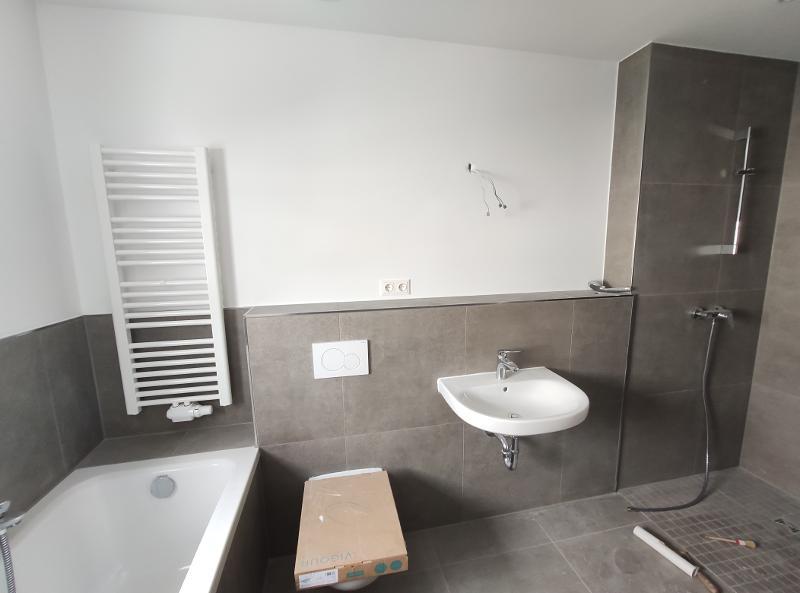 Bad mit Badewanne und Dusche Bild 2