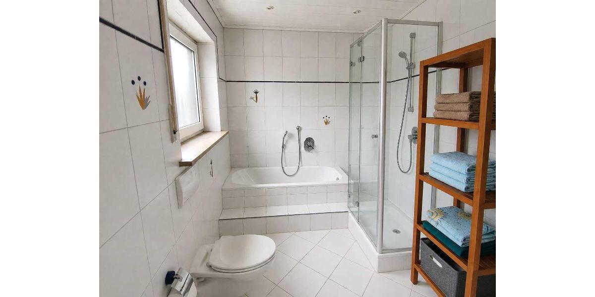 Bad mit Badewanne, Dusche und Fenster Bild 3