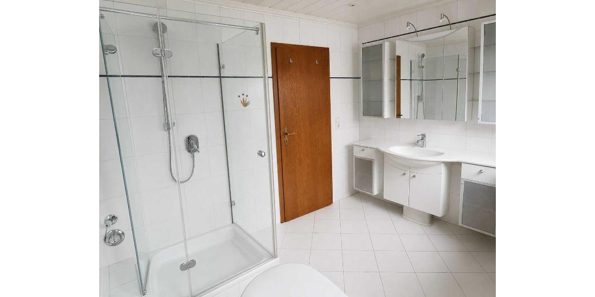 Bad mit Badewanne, Dusche und Fenster Bild 4