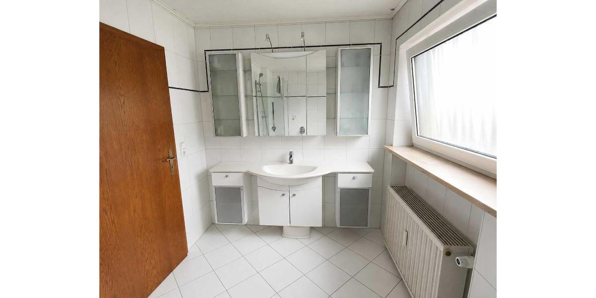 Bad mit Badewanne, Dusche und Fenster Bild 2