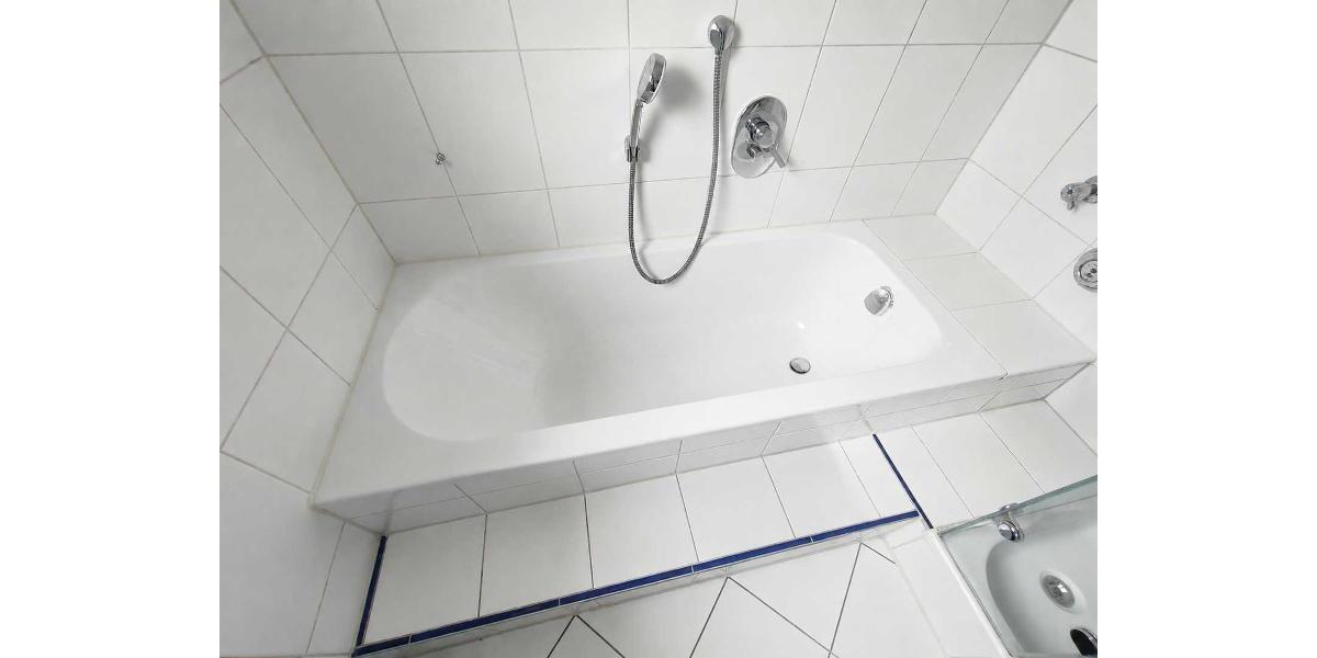 Bad mit Badewanne, Dusche und Fenster Bild 5