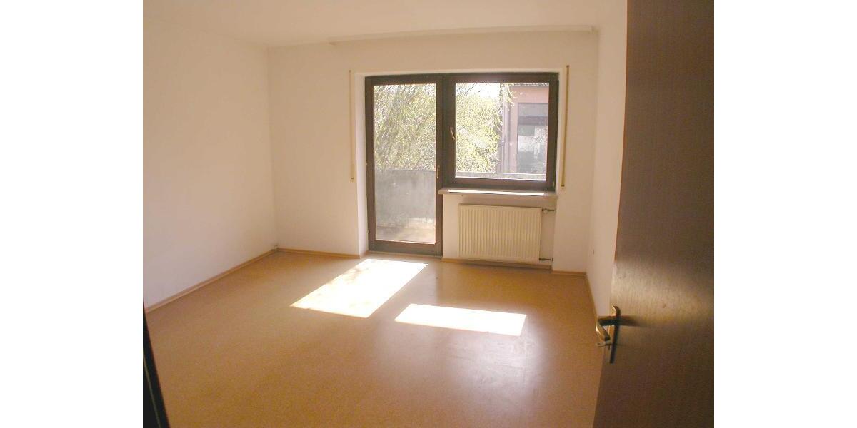 Elternschlafzimmer mit Zugang zum Balkon Bild 1